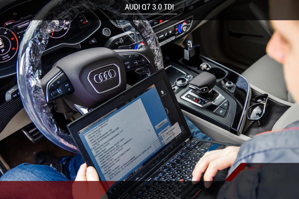 Technicien répare une voiture