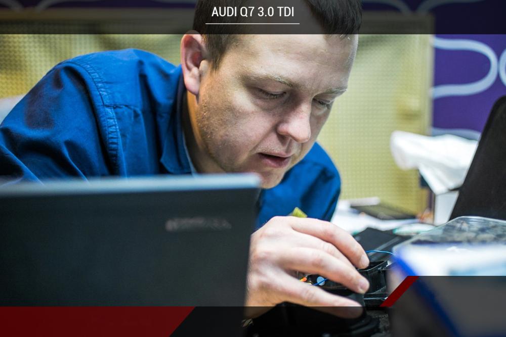 Technicien réparant un calculateur